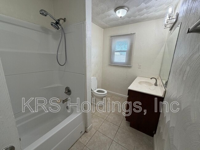 Building Photo - 300 Hampton Roads Ave