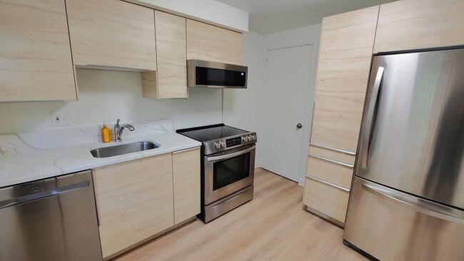 Building Photo - *Recently Updated & Spacious 3BD/1BA Duplex Unit Available for Rent in Castle Shannon*