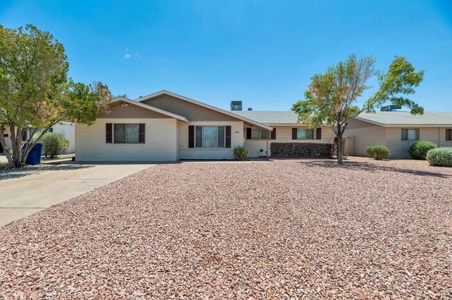 Building Photo - 5-Bedroom Tempe Home with Private Pool & Turf Yard Near ASU
