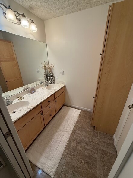 Building Photo - 452 W 84th St