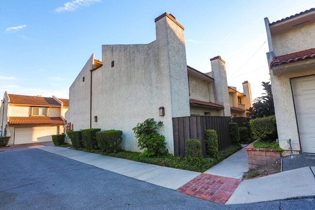 Building Photo - >>>>> TWO BEDROOM 1.5 BATHS TOWN-HOME STYL...
