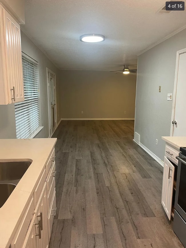 Building Photo - 6003 Brentcove Dr