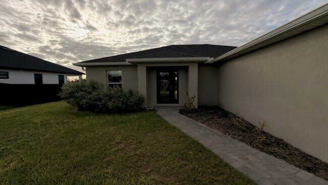 Building Photo - 2920 NW 4th Pl