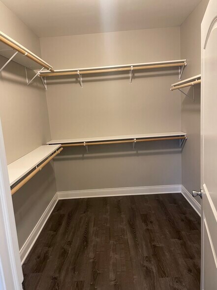 Building Photo - 6027 W Giddings St