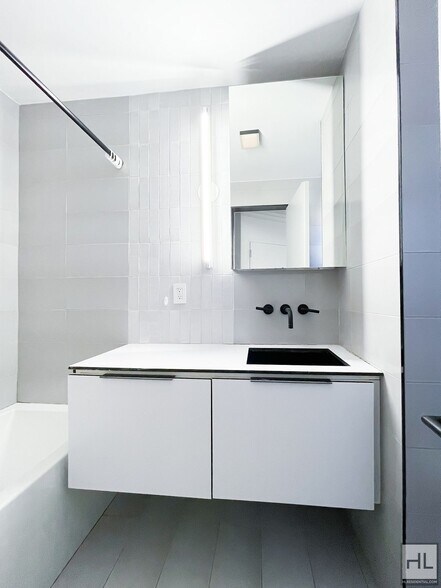 Building Photo - Carroll Gardens / 2-Bed 1-Bath / In-Unit Washer & Dryer