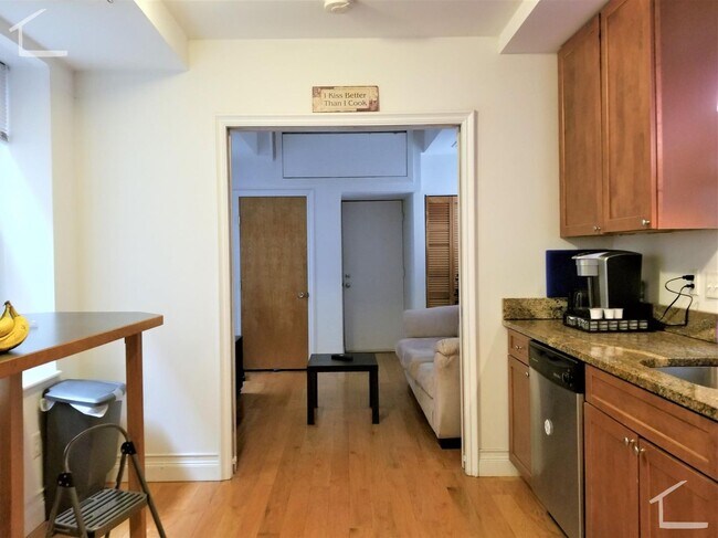 Building Photo - 3Br/1Bth apartment in Boston! Great location! Laundry in UNIT!