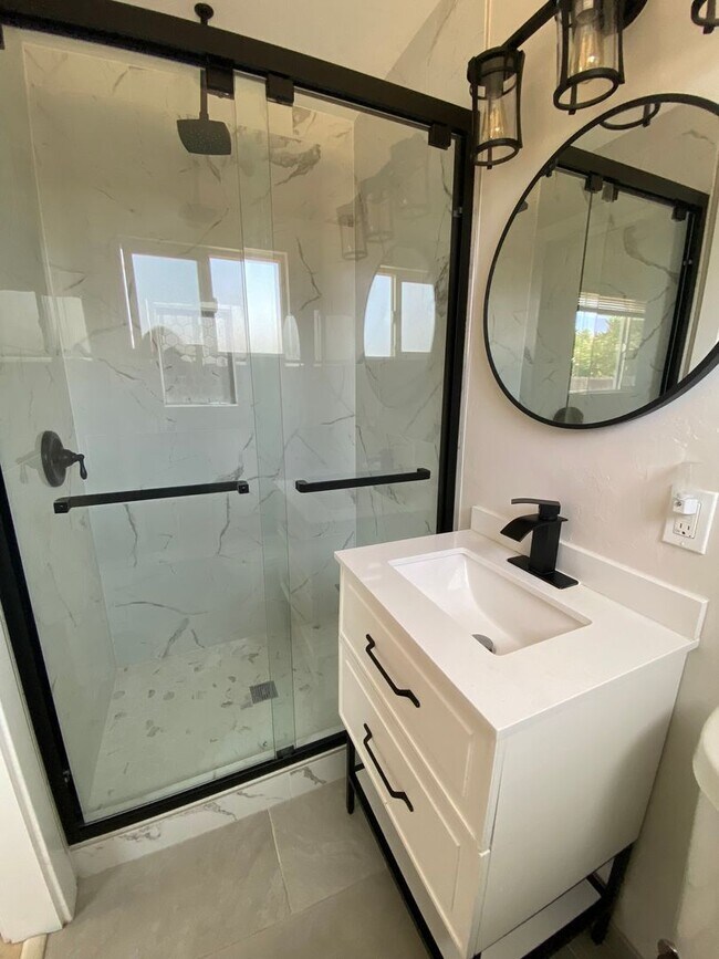 Building Photo - Renovated Beach house just a few blocks fr...