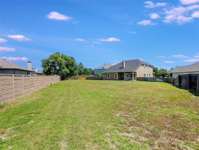 Building Photo - 901 Elmwood Dr