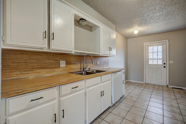 Building Photo - 628 N Robin Way