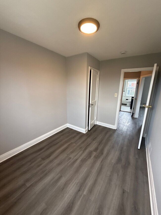 Building Photo - 3527 Parklawn Ave