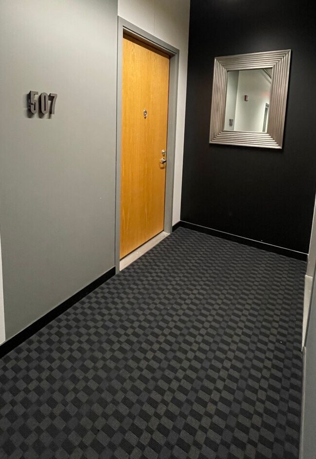 Building Photo - Downtown ROYAL OAK LIVING - 2 bed/2 bath - A CORNER WITH A VIEW!