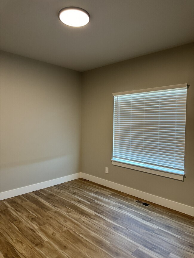 Building Photo - 698 Long Path Ct