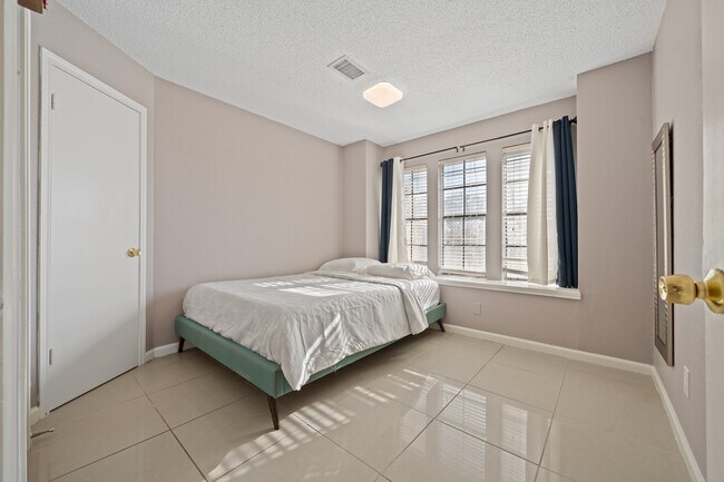 Building Photo - 8629 Kinghaven St