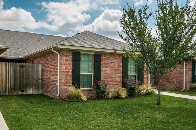 Building Photo - Three bedroom townhome in Tradewinds
