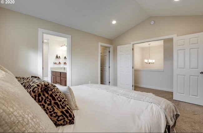 Building Photo - Luxurious 3 Bedroom with Spacious Rooms an...