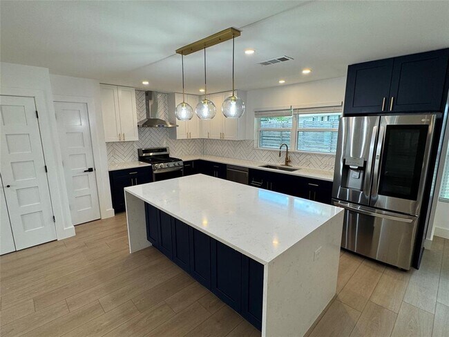 Building Photo - 5805 N Hampton Dr