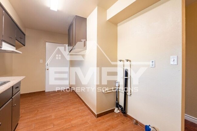 Building Photo - 2 Bed 1 Bath Unit for Rent in East Los Angeles Parking Available