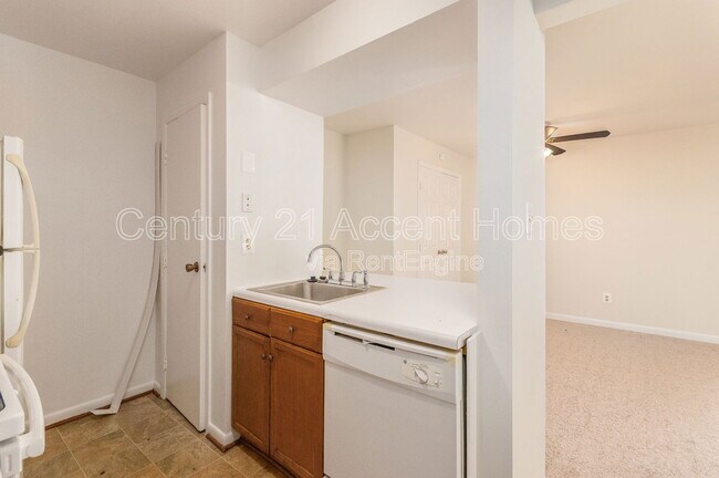 Building Photo - 5805 Royal Ridge Dr
