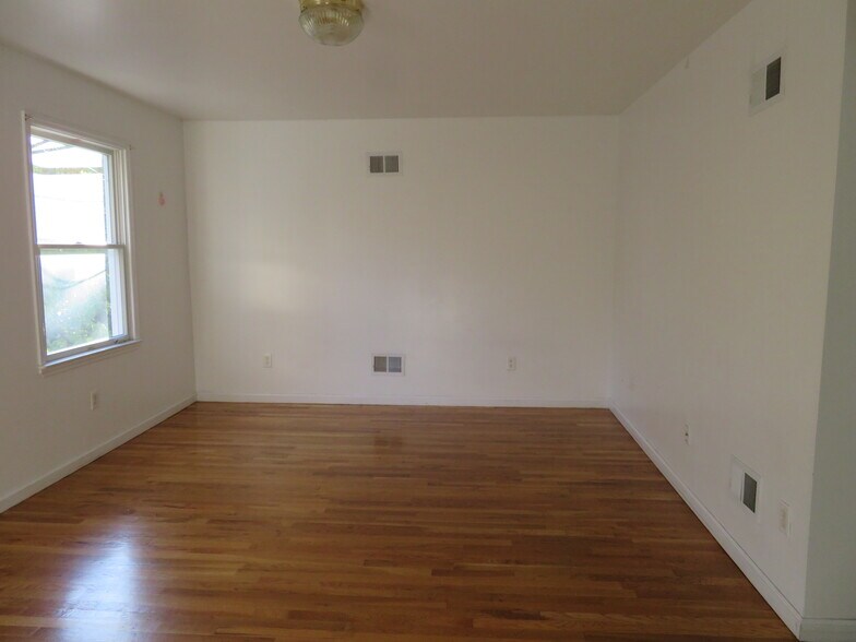 Building Photo - 14 Nevins St