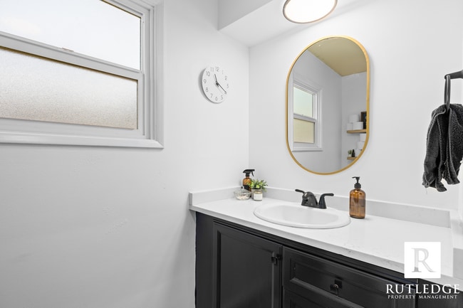 Building Photo - REMODELED! 3 Bed/2 Bath Home in Central Point