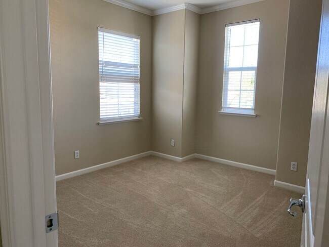 Building Photo - Stunning 4 bed/2.5 bath home in San Ramon