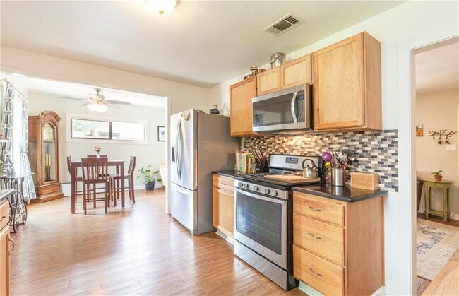 Building Photo - 211 W 55th St