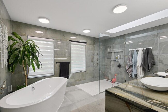 Building Photo - 1851 Royal Oak Pl E