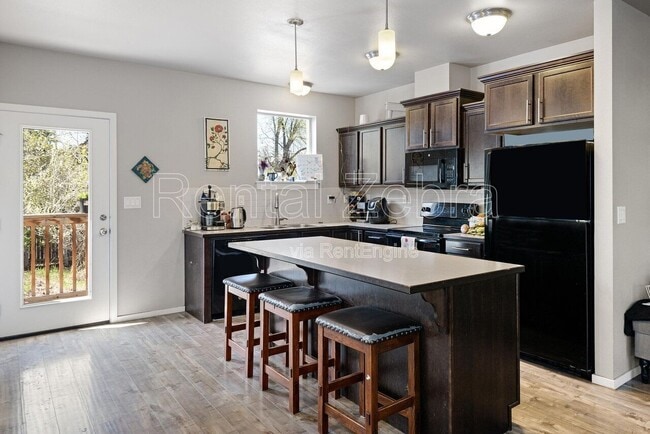 Building Photo - 5 SW Roosevelt Ave