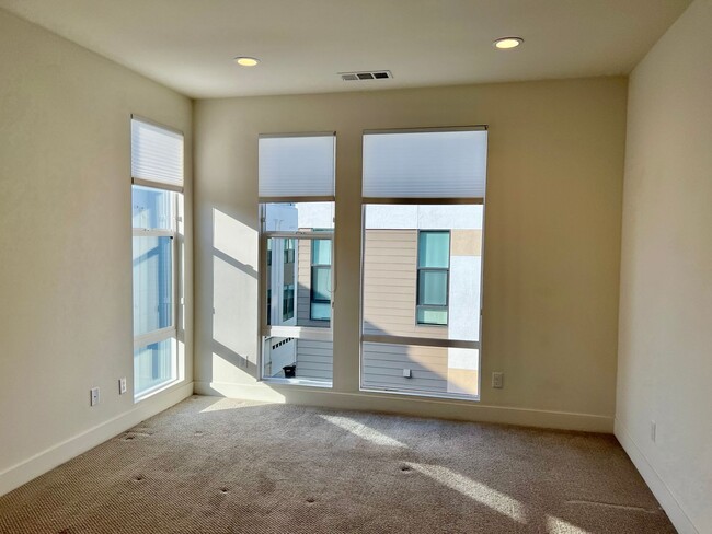 Building Photo - Exclusive Executive Condo in the Heart of ...
