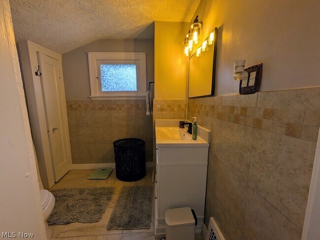 Building Photo - 1902 Harding Dr