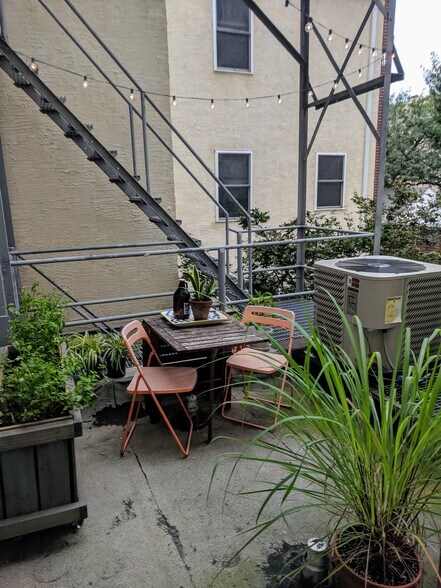 Building Photo - 305 S 11th St