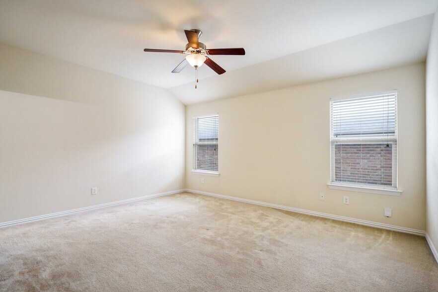 Building Photo - 227 Creekwood Dr