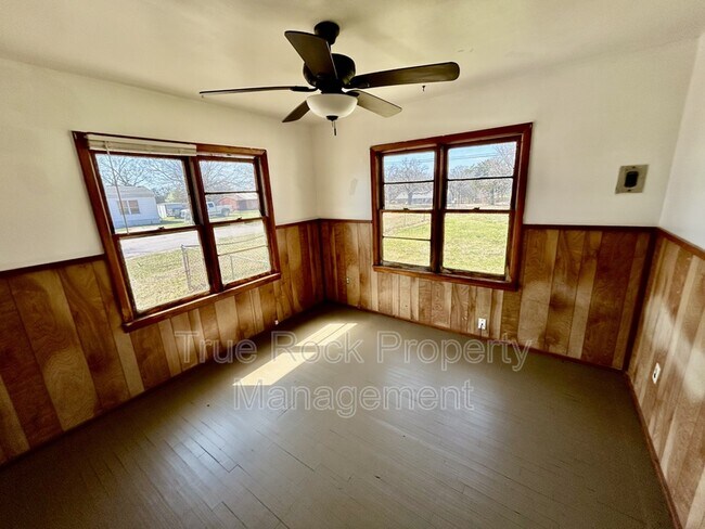 Building Photo - 300 E Main St