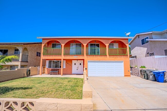 Building Photo - 4 Bedroom 3 bath house with 2 Car Garage