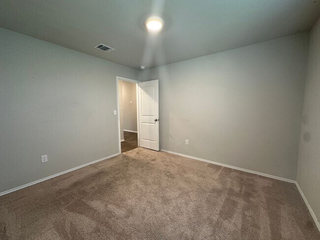 Building Photo - Classic Three Bedroom Two Bath Home in a Great Neighborhood