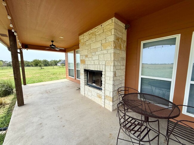 Building Photo - Peaceful country living on 10 acres!