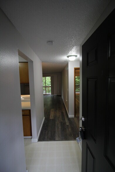 Entry - 4614 Lower Dr