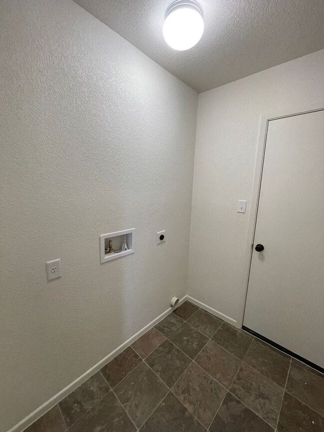 Building Photo - NEARLY NEW Home in the Desired Desert Sands Subdivision!