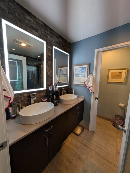 Building Photo - 245 S Helix Ave