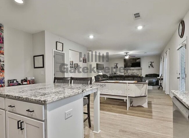 Building Photo - 205 Valley View Dr