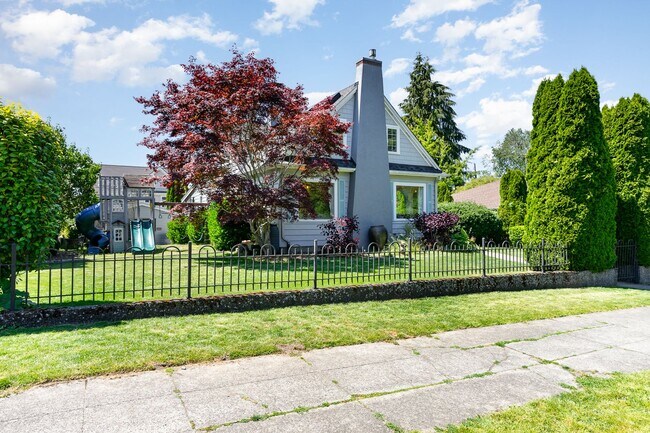 Building Photo - 1525 45th Ave SW