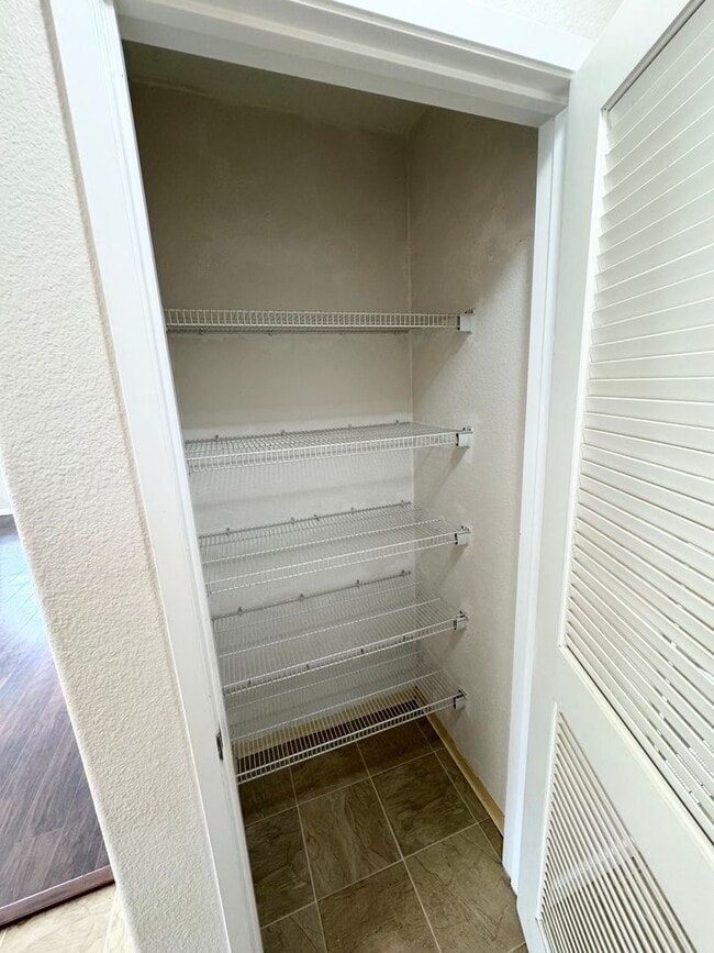 Building Photo - Rarely available 3/2.5 townhome in Kapolei!