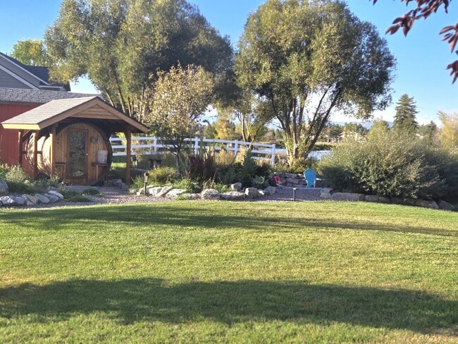 Building Photo - Avail Sept 14th thru May 31st.  Fully furnished w/ internet & utilities included
