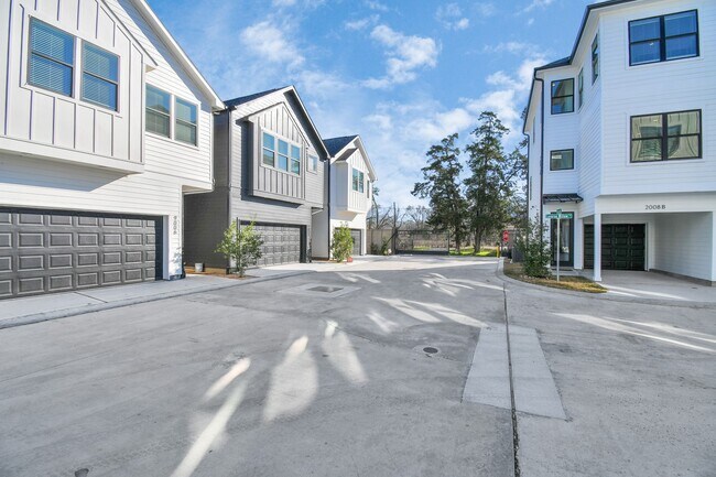 Building Photo - 2009 Laverne Holw Ln