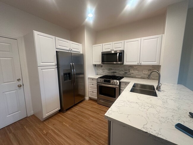 Building Photo - Great Townhome in Henderson Gated Community