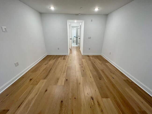 Building Photo - Luxurious 2-Bedroom Apartment Located in L...