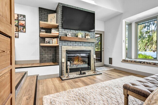 Building Photo - LAKEFRONT LUXURY ON LAKE STANLEY | FULLY FURNISHED + UTILITIES INCLUDED IN GUARDED LAKERIDGE SHORES