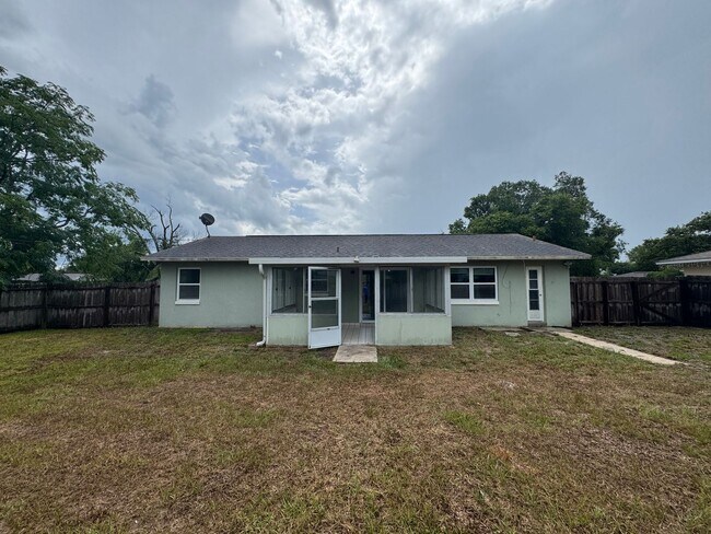 Building Photo - Lovely 3 Bedroom, 2 Bathroom Home in the Heart of Deltona!!