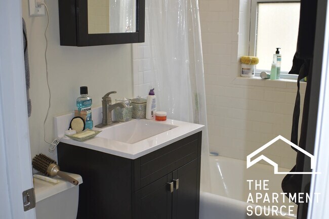 Building Photo - 3817 N Greenview Ave