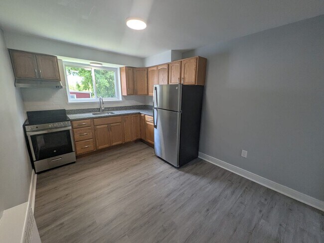 Modern Comfort & Convenience in Rensselae... - Modern Comfort & Convenience in  Rensselae...